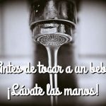 coger-bebe-lavarse-manos