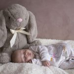 bebe recién nacido y peluche