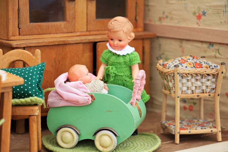 muñeca con muñeco bebe en un carrito