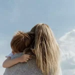 mujer-con-un-niño-en-brazos