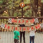 niños poniendo un cartel para una fiesta de 12 cumpleaños